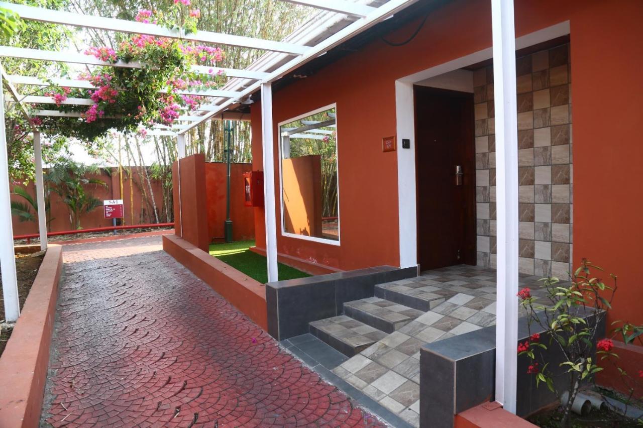 Saj Earth Resort & Convention Center , Kochi Nedumbassery Esterno foto